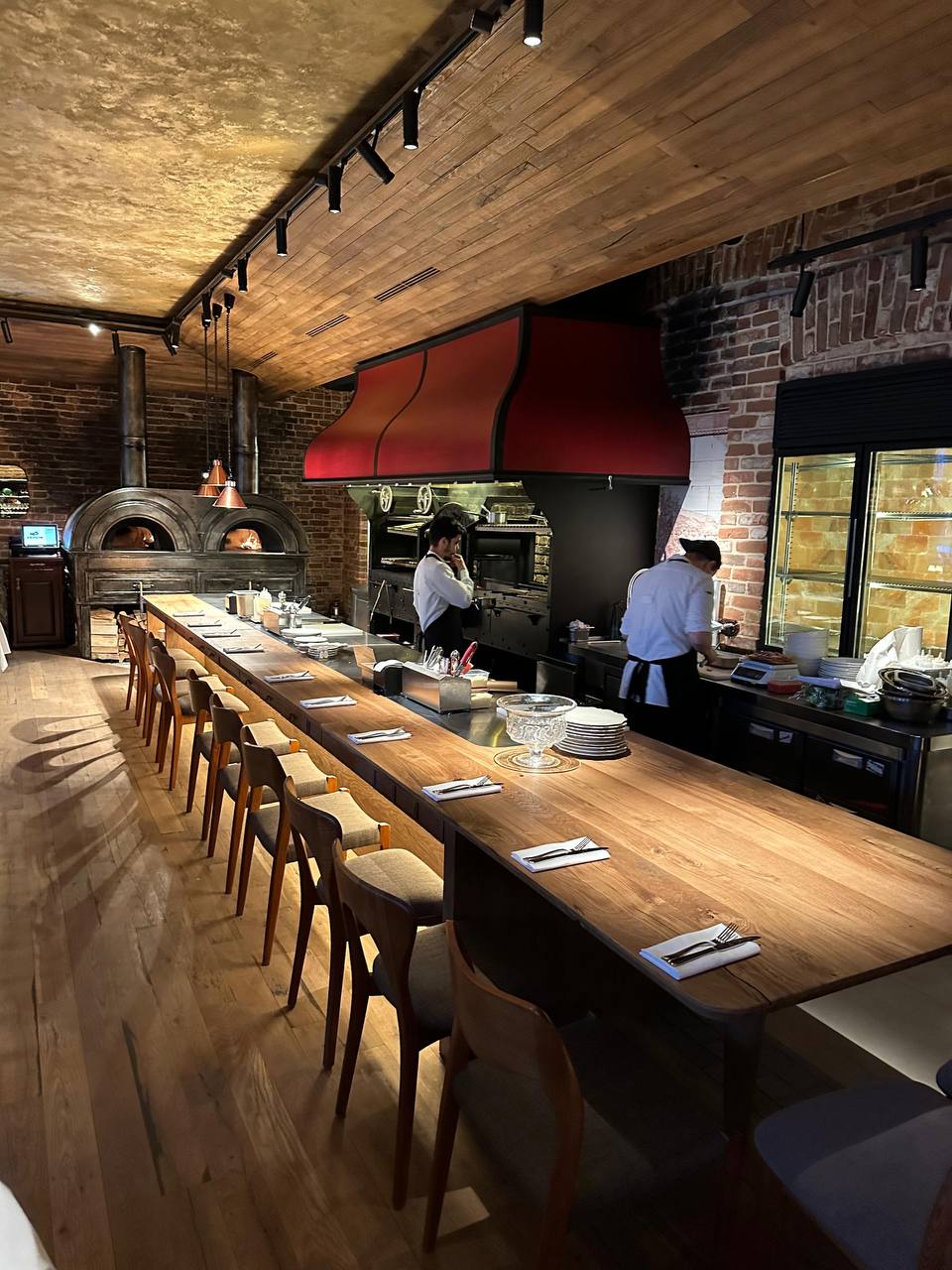 Декоративный вытяжной зонт для ресторана