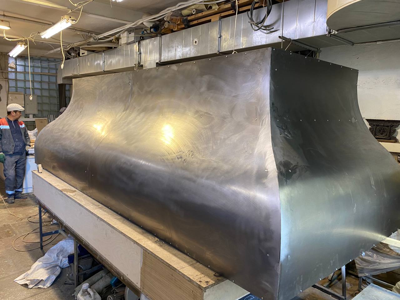 Декоративный вытяжной зонт для ресторана