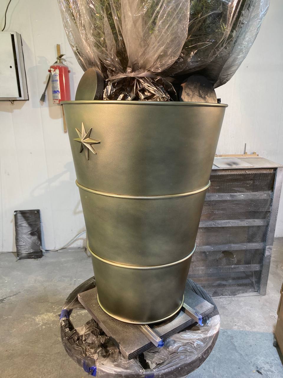 Дизайнерские кашпо из стали для отеля Stella di Mosca