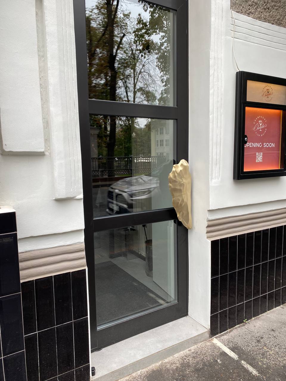 Ресторан Charlie: Изящество Металла и Дерева