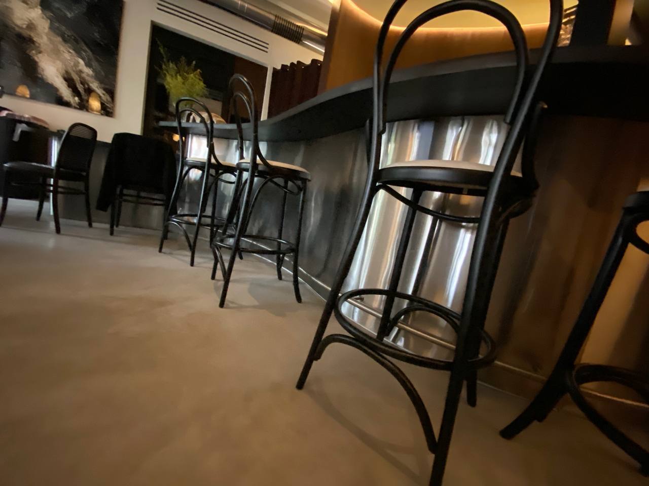 Ресторан Charlie: Изящество Металла и Дерева